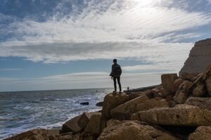 Mi piace guardarti Poesia di Francesco Nigri: Sì / mi piace guardarti / È un pò il guadarti sempre / tu mare delle acque più profonde..