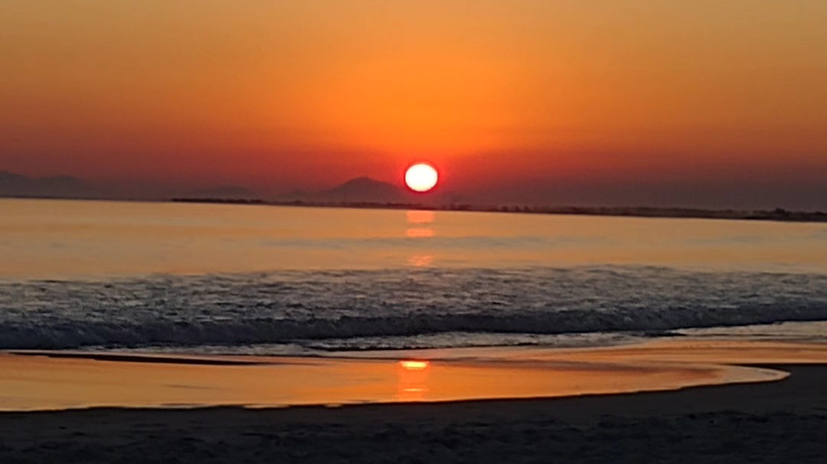 Se penso a quel mare che ti abbraccia | Cuando pienso en ese mar que te abraza | Dedicata a mia figlia | Poesia di Francesco Nigri